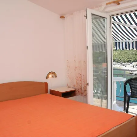 Apartment Zarace - Gdinj 4598A * Gdinj